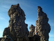 21 Tra le rocce